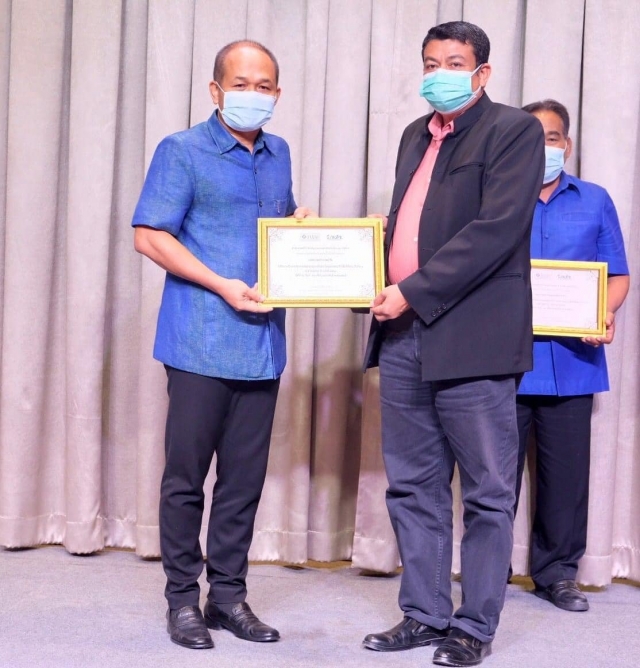 รับประกาศนียบัตร อปท.ที่มีการเบิกจ่ายเงินกองทุนหลักประกันสุขภาพในระดับพื้นที่ดีเด่น ระดับจังหวัดพัทล
