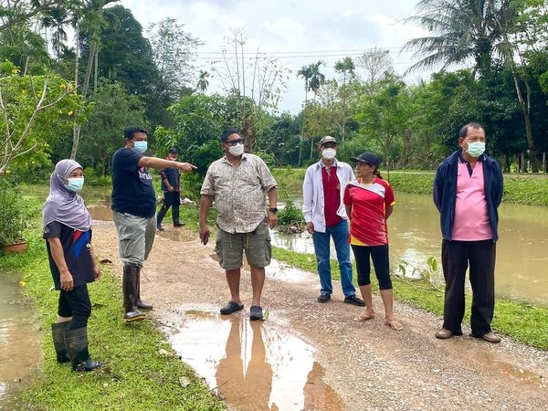 ลงพื้นที่สำรวจความเสียหายที่เกิดจากฝนตกหนักทำให้เกิดน้ำท่วมในพื้นที่ตำบลชะรัด และให้กำลังใจกับพ่อแม่