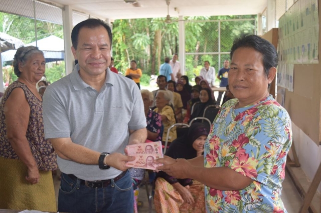 ลงพื้นที่ จ่ายเบี้ยยังชีพให้กับผู้สูงอายุและผู้พิการ ในพื้นที่ตำบลชะรัด พร้อมร่วมพบปะ ประชาสัมพันธ์