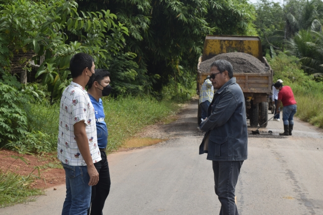ลงพื้นที่ตรวจดูการซ่อมแซมถนนลาดยาง สายเกาะหนอม-ควนท้อน