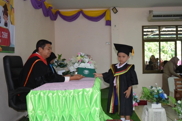 มอบประกาศนียบัตร บัณฑิตน้อย ปีการศึกษา 2565