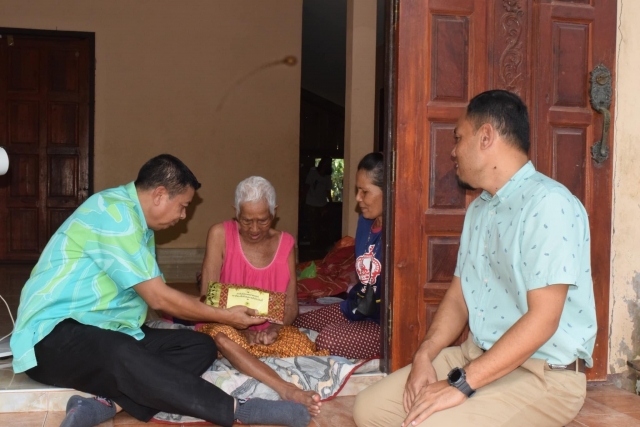 ออกเยี่ยมผู้สูงอายุ และมอบของที่ระลึกในวันสงกรานต์ (สวัสดีปีใหม่ไทย) 2566