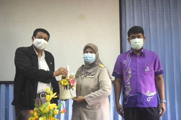 ร่วมแสดงความยินดีกับ นางมณฑ์จันทร์ อ่อนเกลี้ยง ในโอกาสย้ายรับตำแหน่ง ผู้อำนวยการกองการศึกษาเทศบาลตำบ